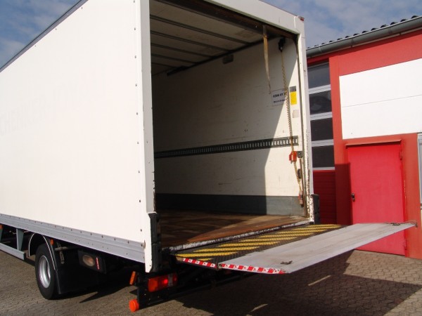 MAN MAN TGL 12.180 EURO 4 furgone 7,5m suspensión de aire puerta trasera