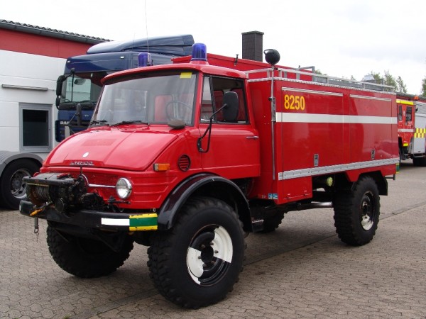 Mercedes-Benz Unimog 416.117 4x4 fire fighter truck 800l tank pump winch