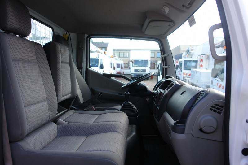 Nissan Cabstar 35.11 billenőplatós teherautó 3 hely Hasznos teher 1400kg 