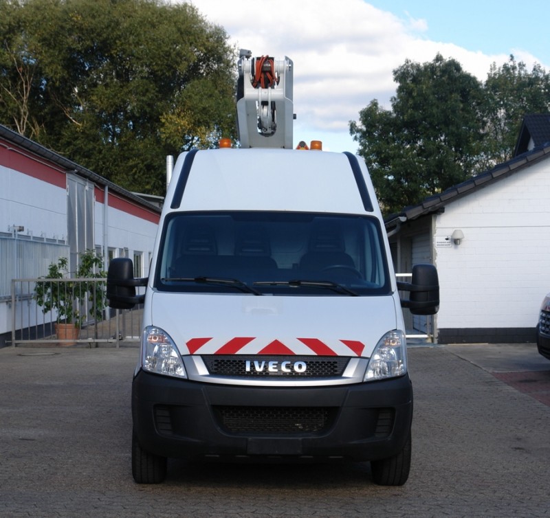 Iveco Daily 35S13 vehículo plataforma ET-32-LE 11,70m 2 persona