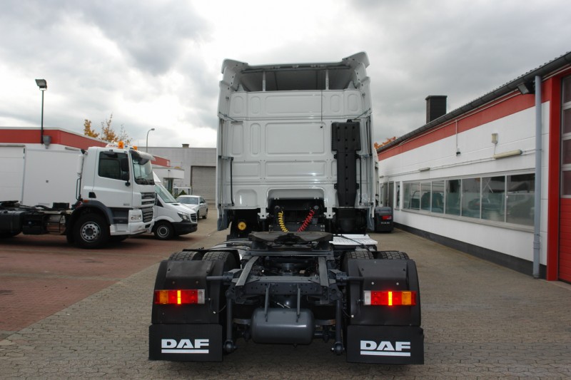 DAF xf 105.410 SpaceCab Camion tractor Aire acondicionado 2 sofás Spoiler de techo