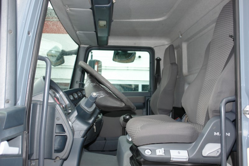 MAN TGL 12.180 Koffer 7,40m  - Frein moteur MAN BrakeMatic - Limitateur de vitèsse - Rétros chauffants - Lève vitres électriques - Siège conducteur avec susp. air - Fermeture centralisée - ABS - Powersteering - Radio CD - 1 x réservoir -