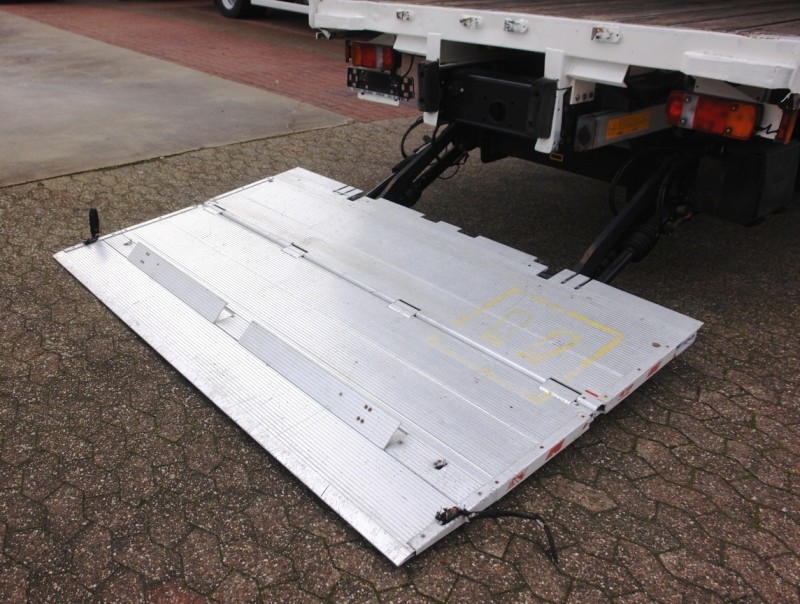 MAN TGS 18.320 Ciężarówka plandeka Winda załadowcza Manualna skrzynia biegów Klimatyzacja