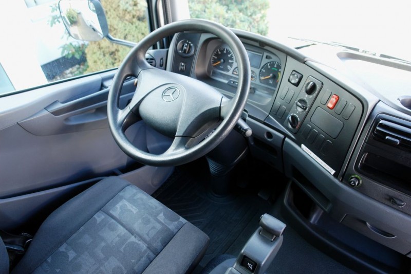Mercedes-Benz Atego 816 dobozos teherautó 6,0m Automata sebességváltó Emelőhátfa  