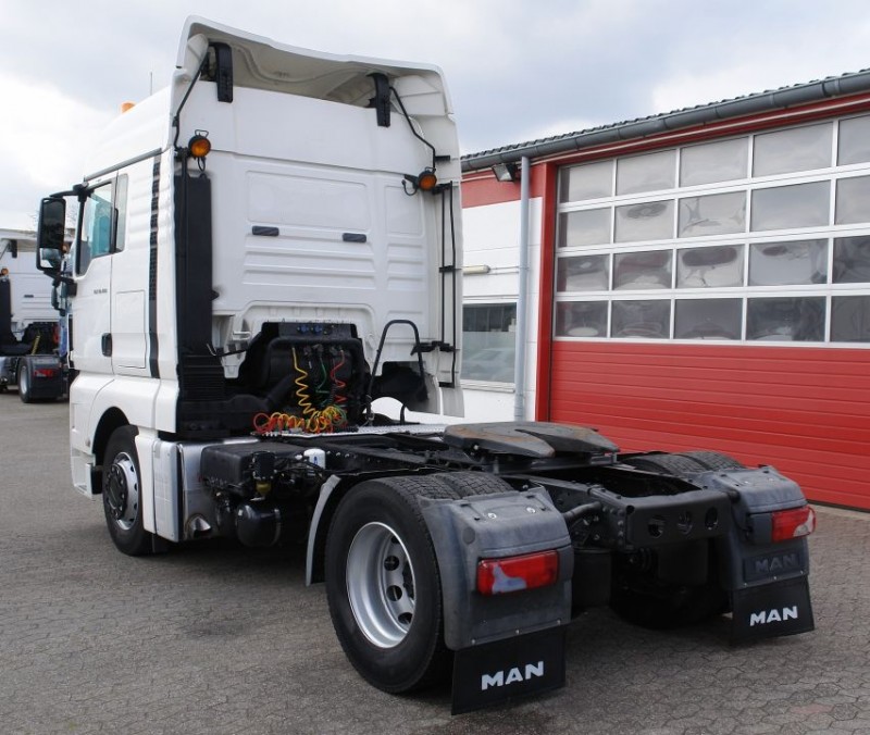 MAN TGX 18.400 XL Camion tractor Intarder Aire acondicionado Caja de cambios manual Depósito de combustible 780l 