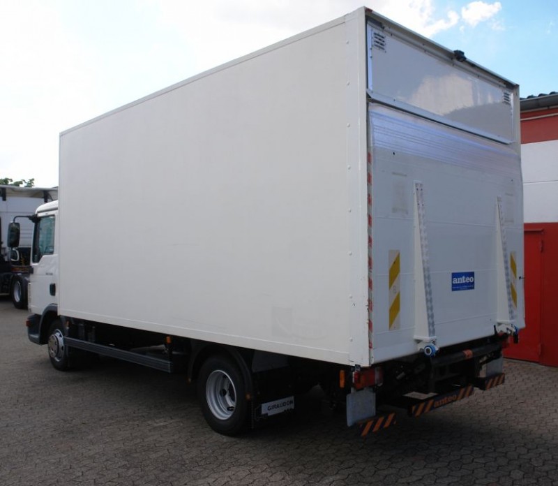MAN TGL 7.150 Ciężarówka furgon 5,0m Automatyczna skrzynia biegów Winda załadowcza EURO 5 tylko 49619km!