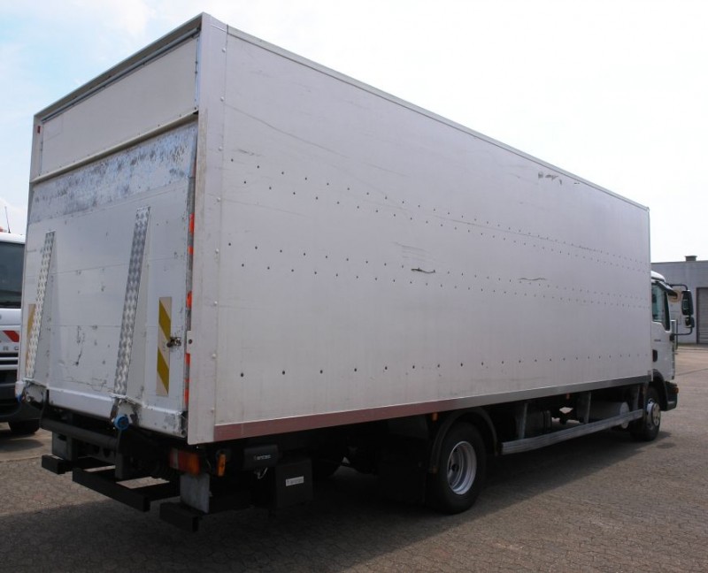 MAN TGL 12.180 Camión furgón 7,40m Aire acondicionado caja de cambios manual Trampilla elevadora