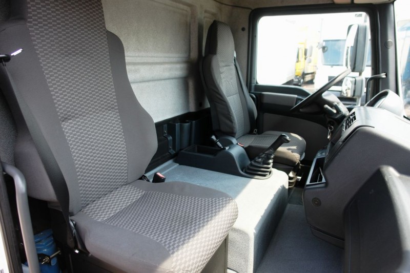 MAN TGL 12.180 Ciężarówka furgon 7,40m Klimatyzacja Manualna skrzynia biegów Winda załadowcza