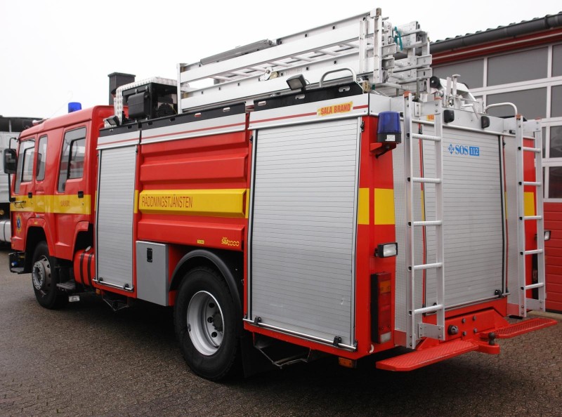Volvo Camion de pompier double cabine FL10 & camion Incendie! Réservoir 4200l! Pompe Rosenbauer! Attelage remorque!