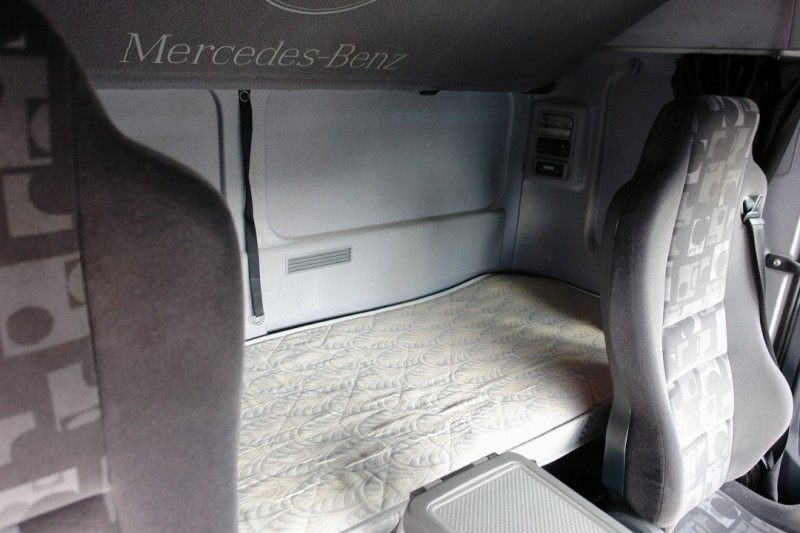 Mercedes-Benz Atego 1324 L Camion furgone 7,10m Condizionatore Sospensioni pneumatiche complete Sponda idraulica 1500kg