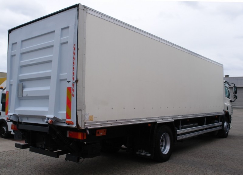 DAF CF 75.310 kamion furgon 8,80m ručni mjenjač Hidraulična rampa 2000kg 