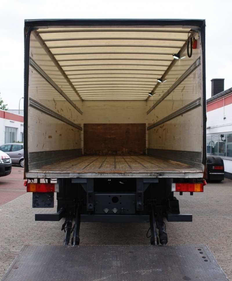 DAF CF 75.310 Dobozos teherautó 8,80m manuális váltó Emelőhátfa 2000kg 