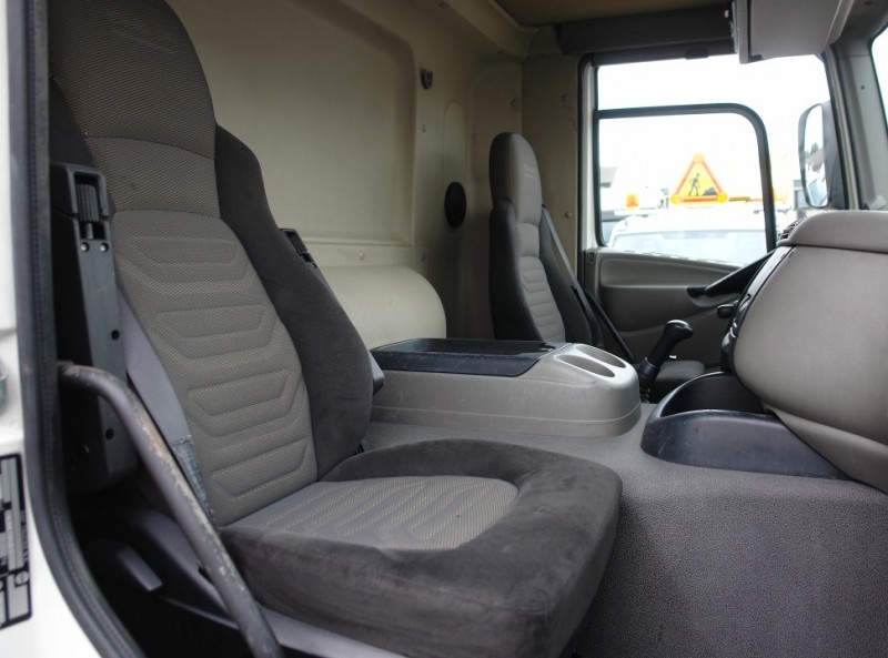 DAF CF 75.310 Dobozos teherautó 8,80m manuális váltó Emelőhátfa 2000kg 