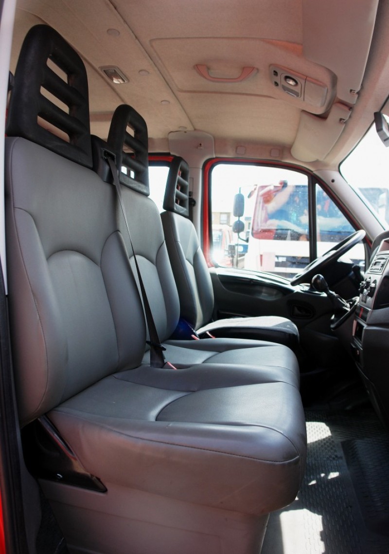 Iveco Daily 35C13 Cabină dublă autobasculantă 7 locuri Aer condiționat Cârlig de remorcare