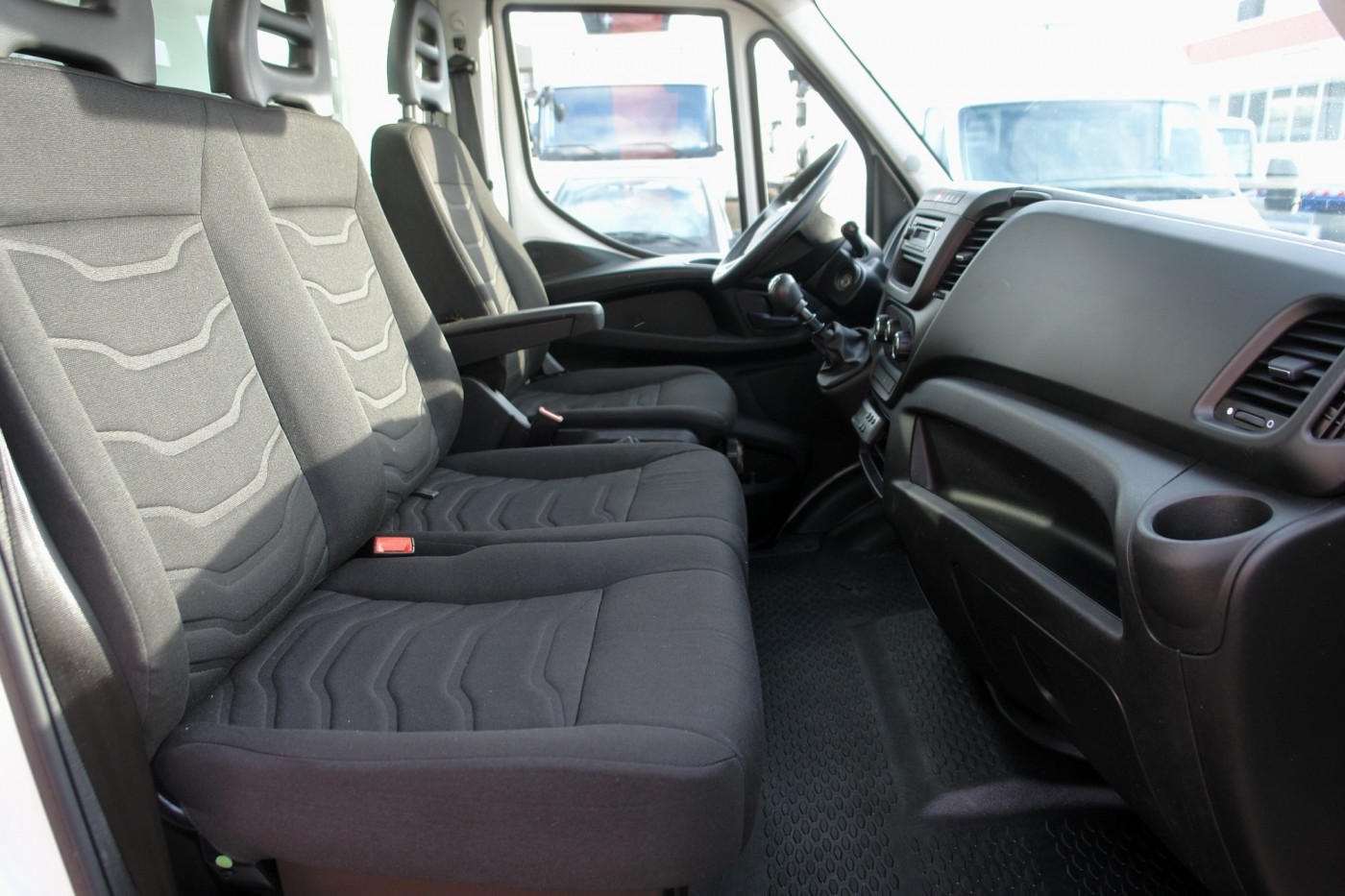 Iveco Daily 35S13 minibus hladnjača 3,65m Thermoking V300MAX Hidraulična rampa EURO5B+
