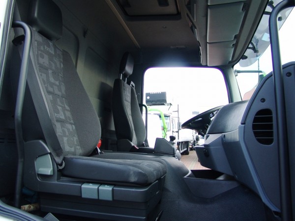 Mercedes-Benz شاحنة مرسيس بنز أكسور مع براد  كاريير٨٥٠ مجهزة بخط تخزين اللحوم