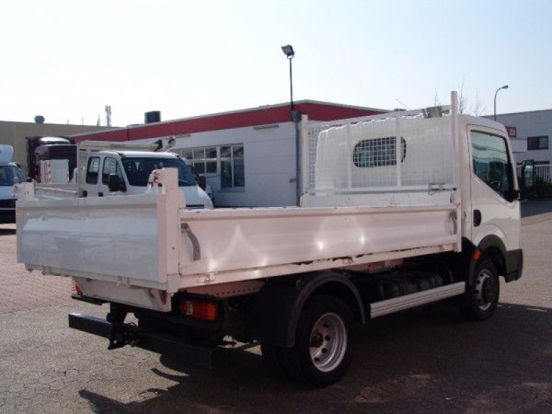  Cabstar 35.11 billenőplatós teherautó 3 hely Hasznos teher 1400kg 