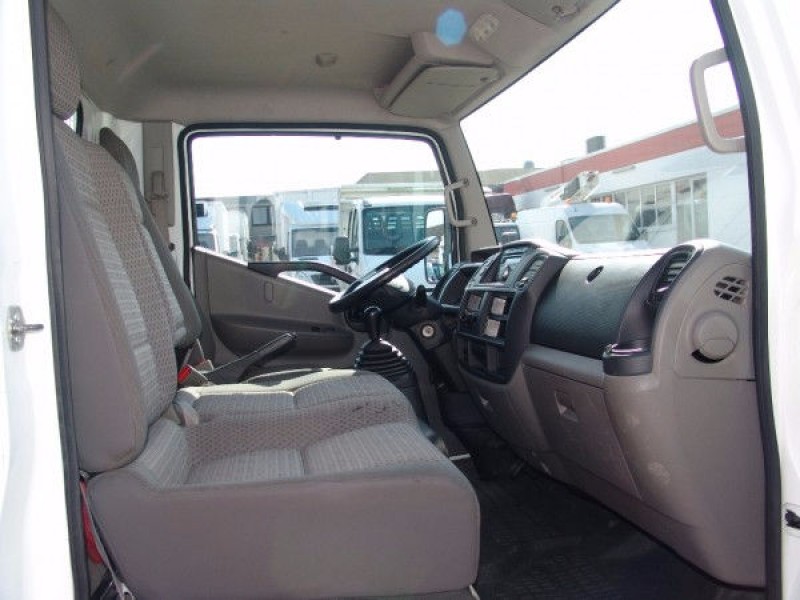  Cabstar 35.11 billenőplatós teherautó 3 hely Hasznos teher 1400kg 