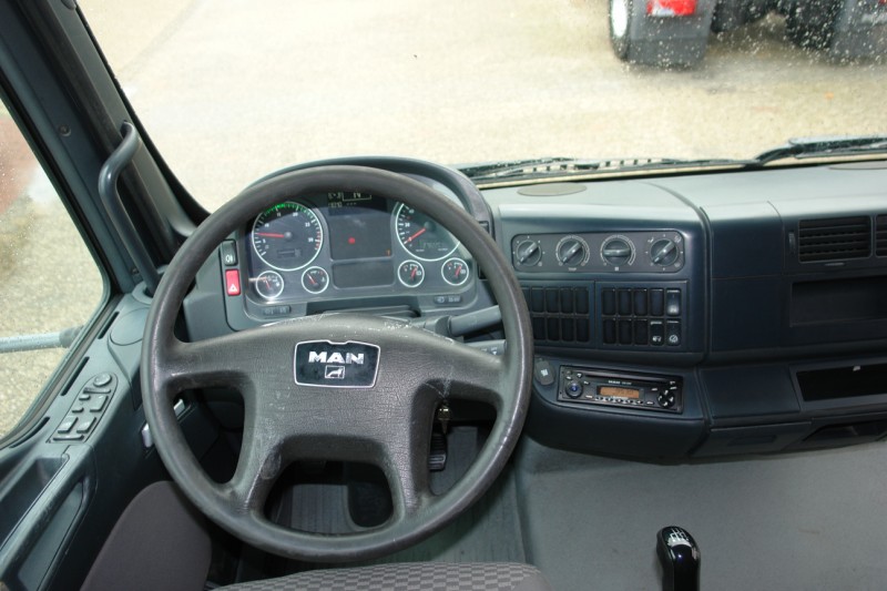 MAN TGL 12.180 Koffer 7,40m  - Frein moteur MAN BrakeMatic - Limitateur de vitèsse - Rétros chauffants - Lève vitres électriques - Siège conducteur avec susp. air - Fermeture centralisée - ABS - Powersteering - Radio CD - 1 x réservoir -