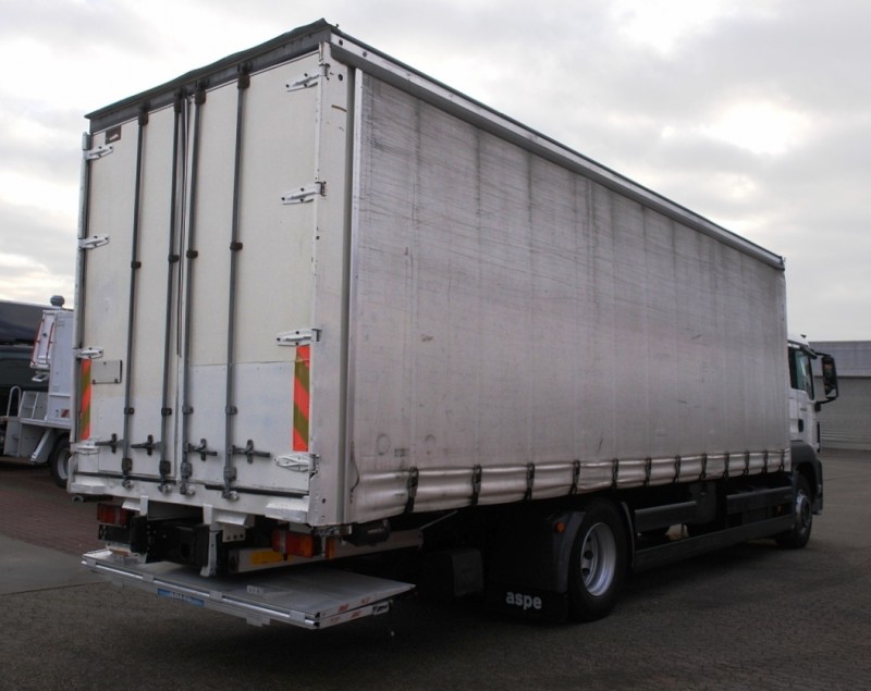 MAN TGS 18.320 Ciężarówka plandeka Winda załadowcza Manualna skrzynia biegów Klimatyzacja