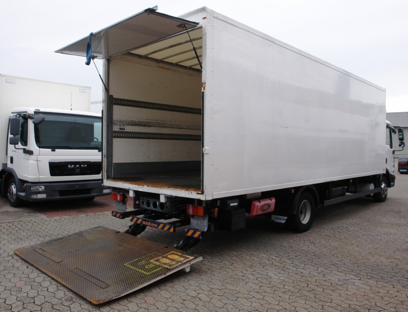 MAN TGL 12.210 Ciężarówka furgon 7,40m Klimatyzacja Winda załadowcza