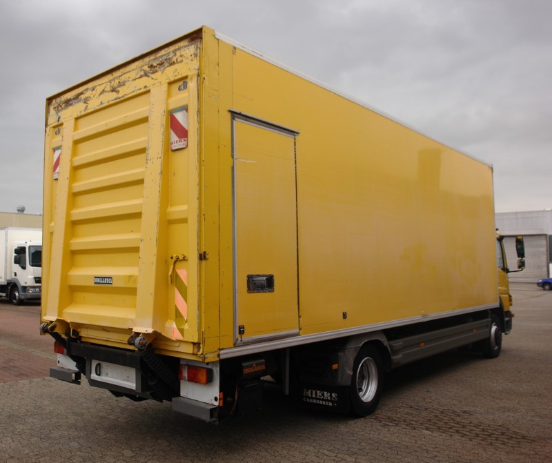 Mercedes-Benz Atego 1218 box 7,80m liftgate 1500kg roofspoiler manual gearbox TÜV new!