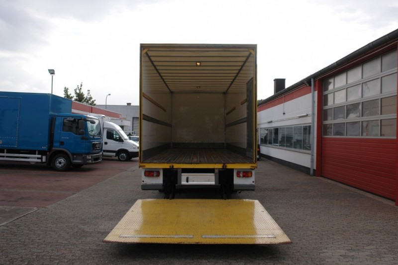 Mercedes-Benz Atego 1218 box 7,80m liftgate 1500kg roofspoiler manual gearbox TÜV new!