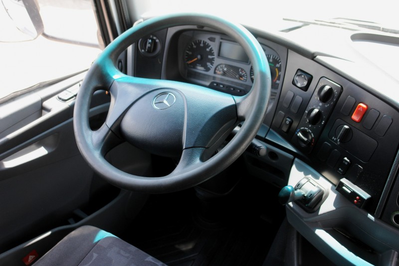 Mercedes-Benz Axor 1829 NL hűtős teherautó  8,90m Thermoking Spectrum TS kézi sebességváltó , Légkondicionáló, Emelőhátfal