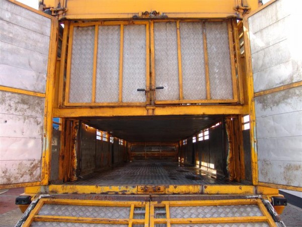  124G 400 Schweinetransporter
