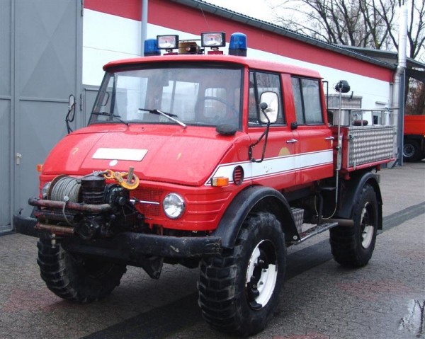 Mercedes-Benz - UNIMOG U416 DOKA Camión de bomberos con el tanque de agua