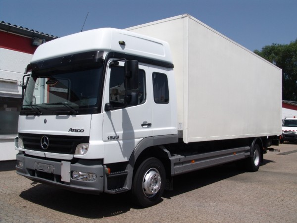 Mercedes-Benz - Atego 1523NL doboz kabin alvás 6 ülések csomagtérfedél 3.000kg