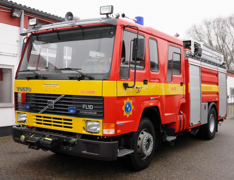 Volvo - Camion de pompier double cabine FL10 & camion Incendie! Réservoir 4200l! Pompe Rosenbauer! Attelage remorque!