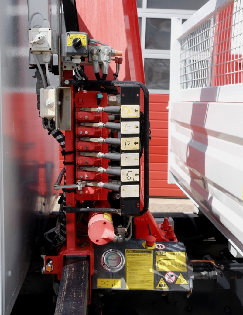 Iveco Daily 65C18 camión volquete, HDS Fassi F38, Caja de herramientas, Enganche de remolque