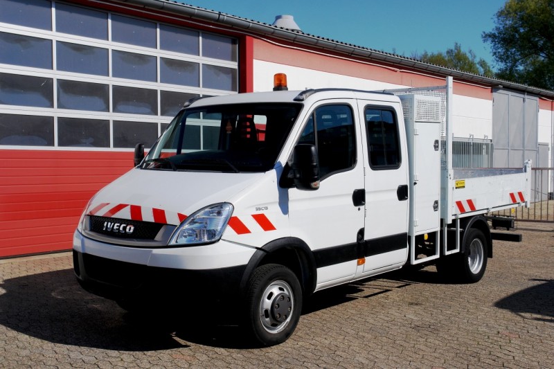 Iveco - Daily 35C13 billenős teherautó, Dupla kabin Rakodódaru szerszámos ládában