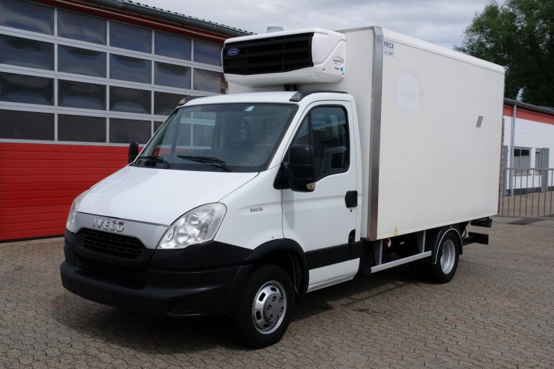 Iveco - Daily 35C13 hűtős furgon Carrier Xarios 600 Az oldalsó ajtó, Emelőhátfal Dhollandia 750kg EURO5