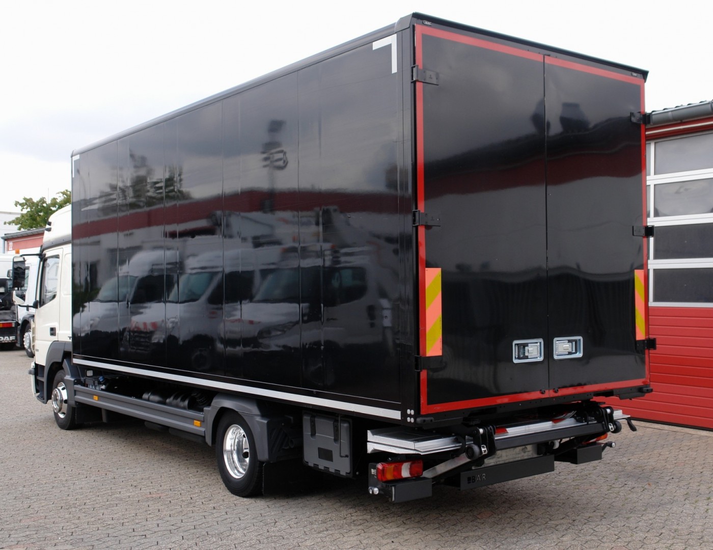 Mercedes-Benz Atego 823L ciężarówka furgon 6,40m Bigspace L-Haus Leżanka Klimatyzacja Winda załadowcza EURO6