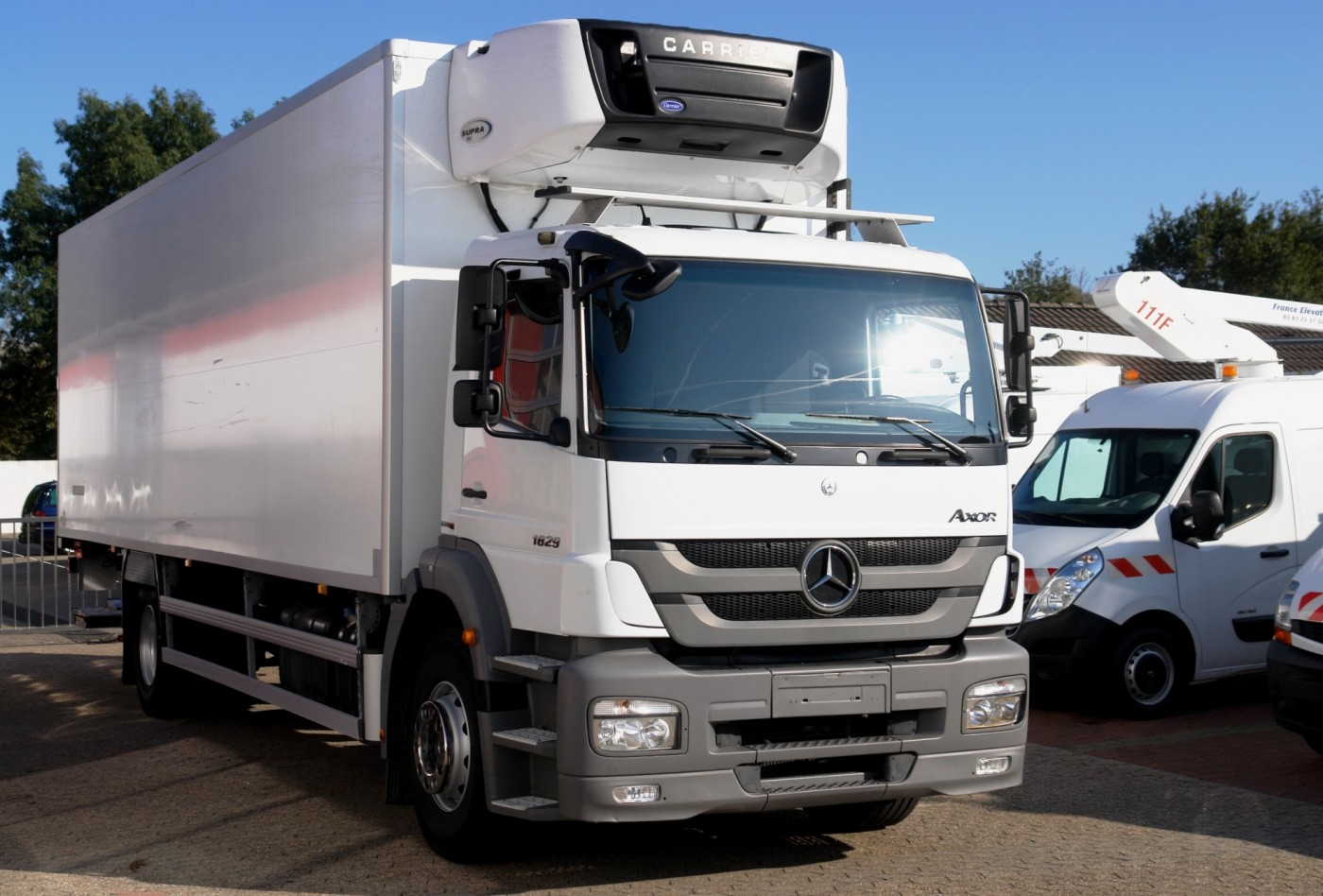 Mercedes-Benz Axor 1829 NL camion frigo 8,70m Carrier Supra 950 Sponda idraulica 1500kg aria condizionata EURO5 