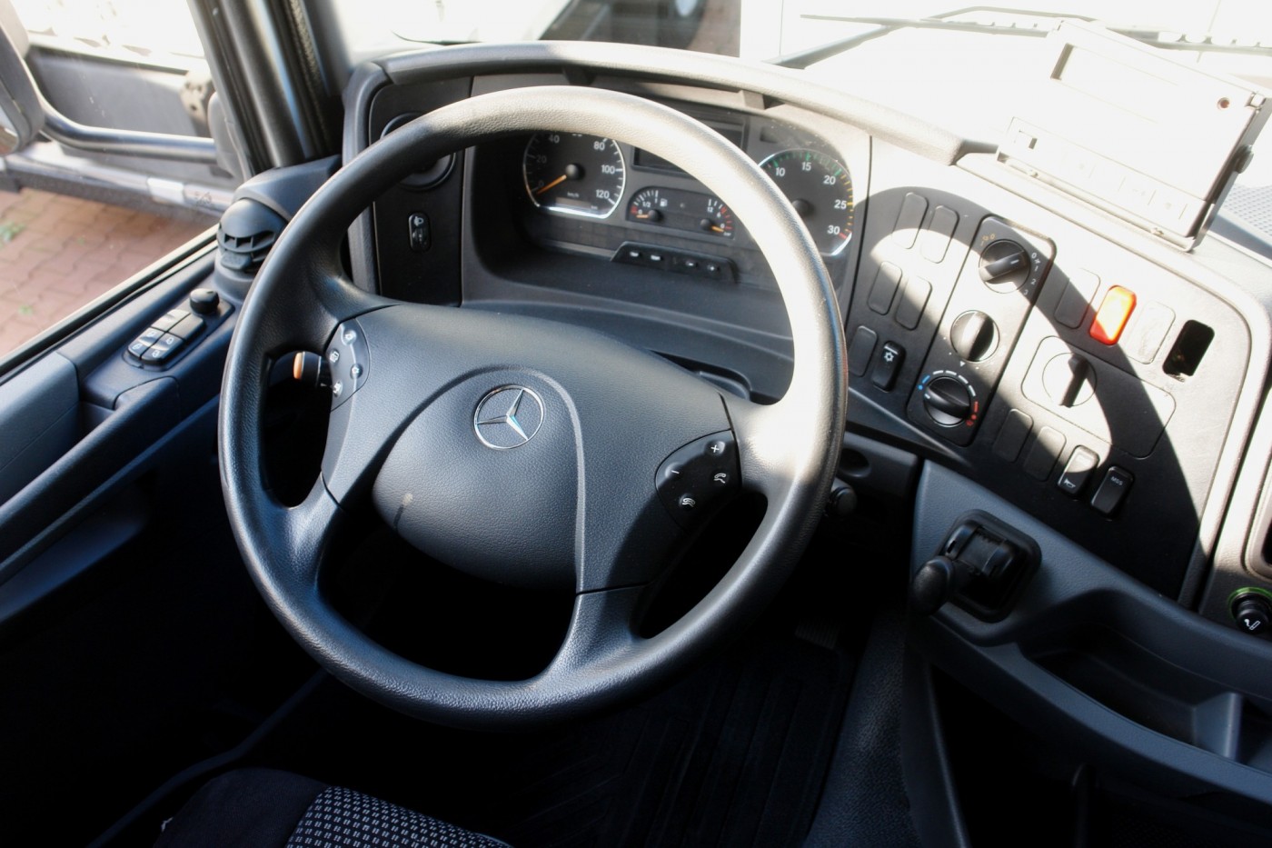 Mercedes-Benz Axor Camion caisse frigorifique 8,7m! Supra 950! Hayon!Clim! EURO5!