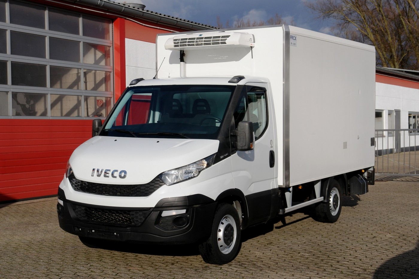 Iveco - Iveco سيارة افيكو ديلي 35S13 براد Thermoking V300MAX 3.65 م مع منصة شحن