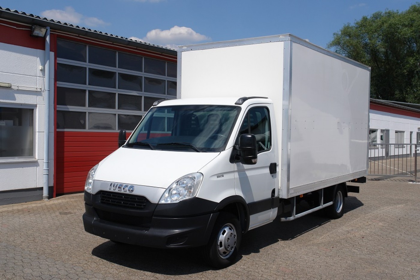Iveco - Daily 35C13 Dobozos teherautó 4,20m Az oldalsó ajtó Emelőhátfa EURO5