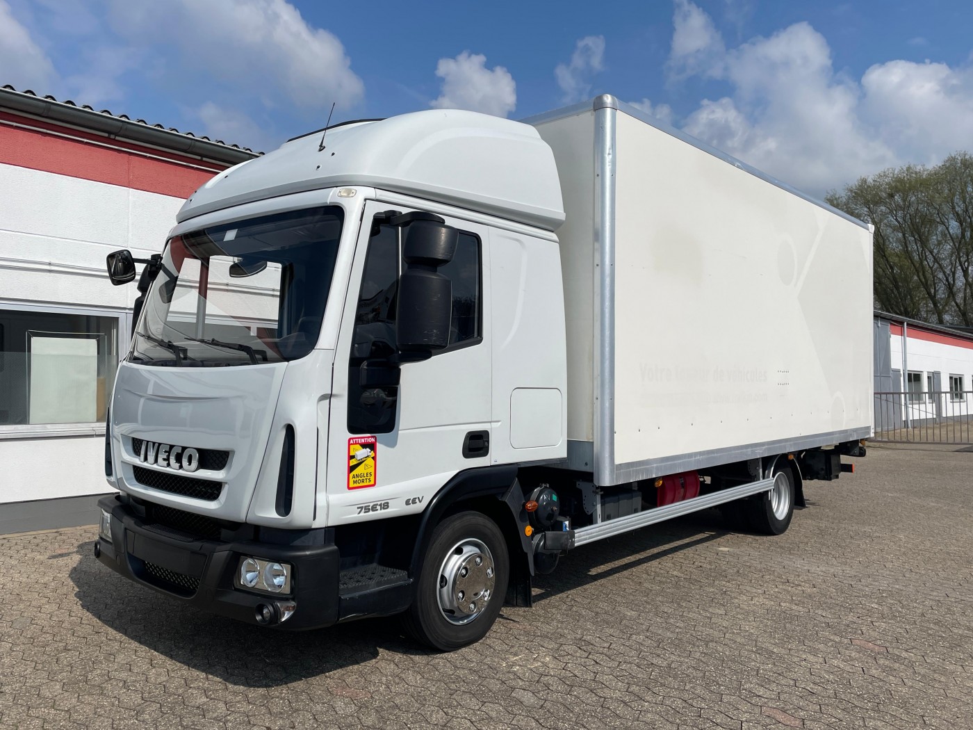 Iveco - ML75E18 Camion furgon suspensie de aer, cabină , Lift hidraulic 1000kg EURO5