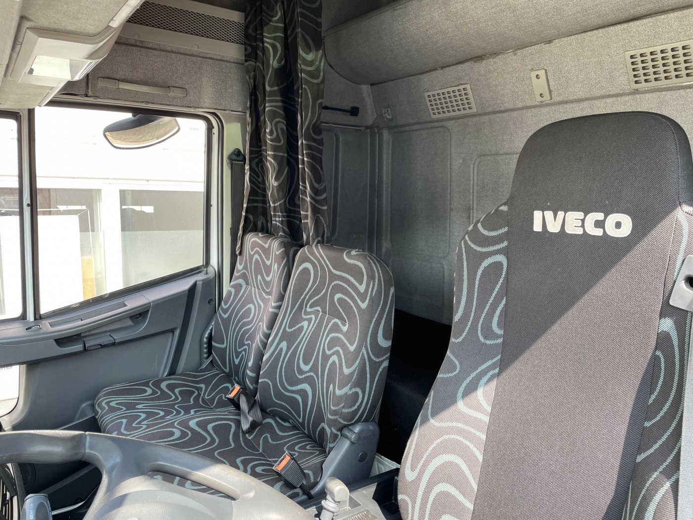 Iveco  ML75E18 double cab box sleeping cab air suspension liftgate 1000 kg EURO 5