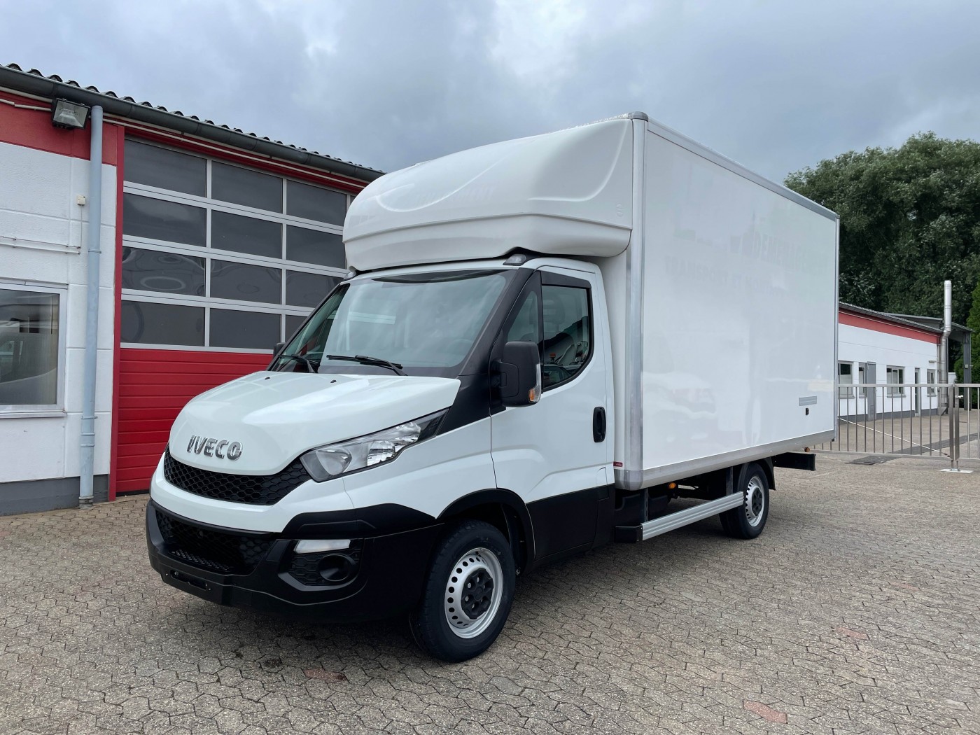 Iveco - Daily 35-130 Puerta lateral Trampill EURO 5B+