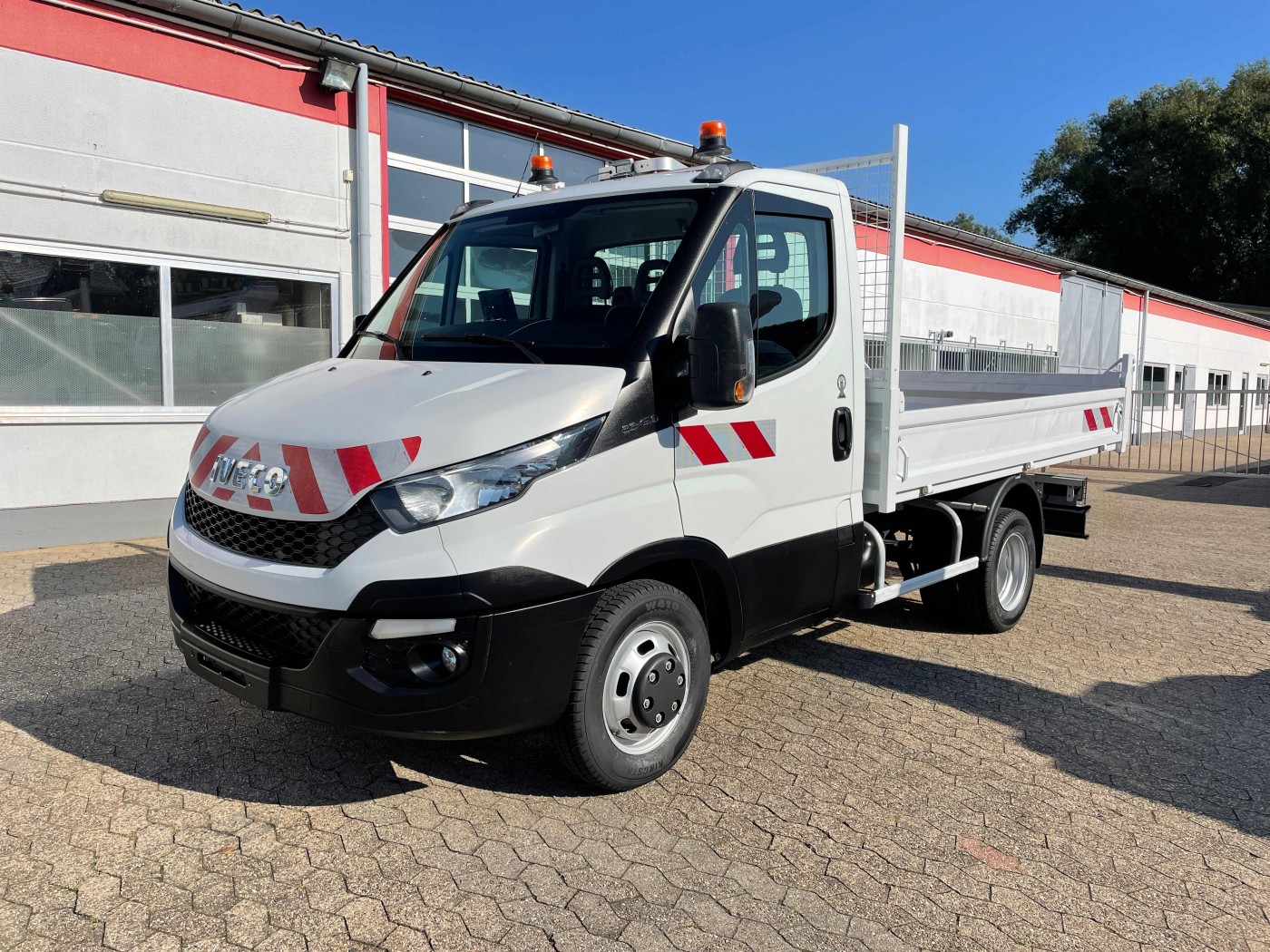 Iveco - Daily 35C13  tipper 3 seats payload 900 kg!