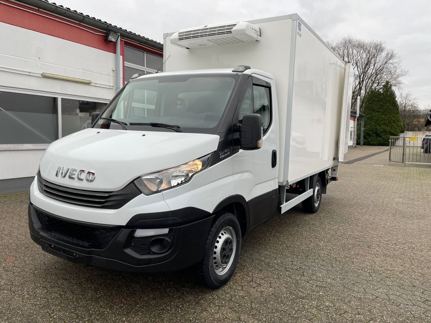  - Iveco Daily 35-140 Hi-Matic frys med Thermo King V300 MAX