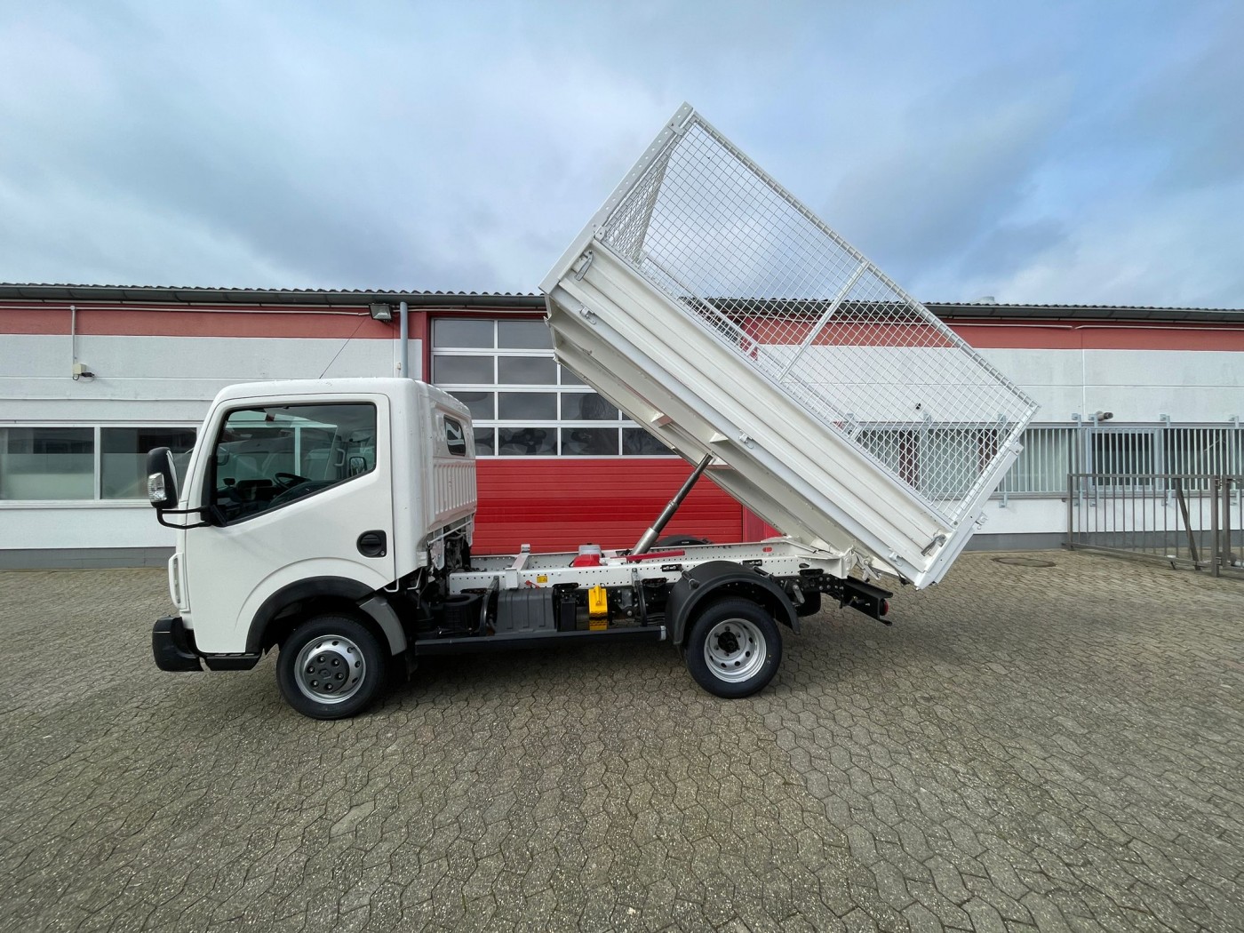 Renault  Maxity 140.35 tipper 3 seats 1415 kg payload!