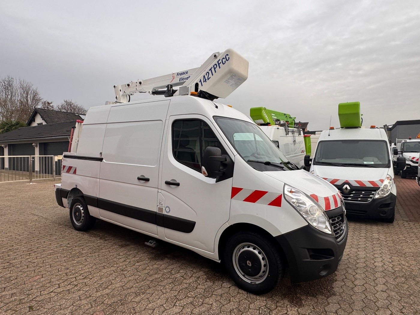 Renault autocarrata France Elevateur 142 TPFcc EURO 6Y