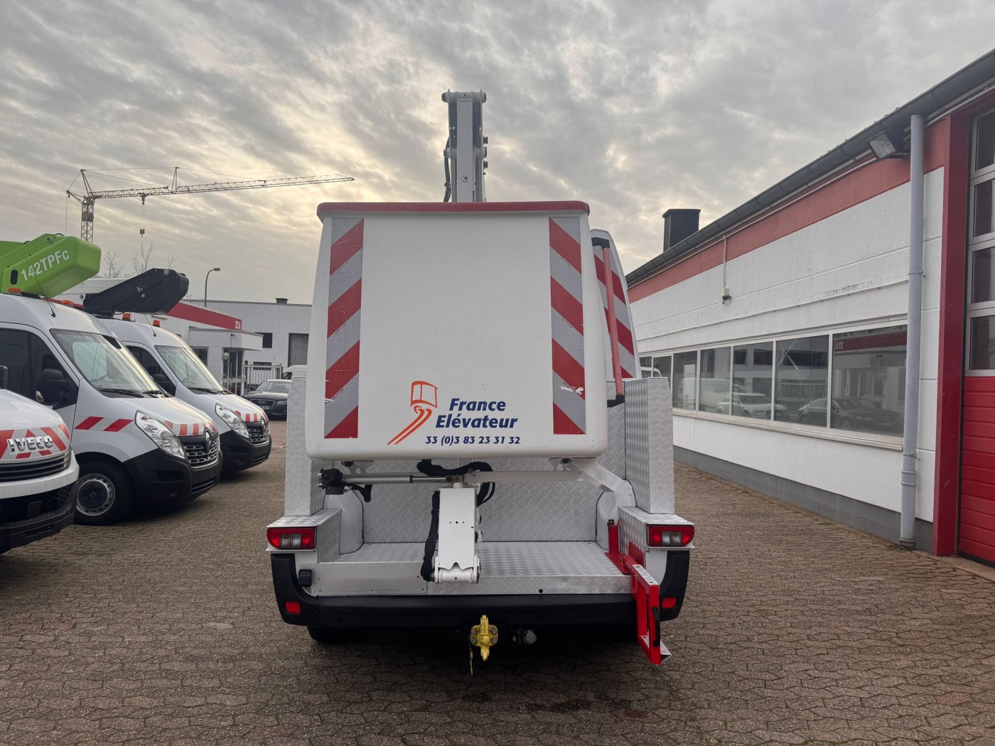 Renault autocarrata France Elevateur 142 TPFcc EURO 6Y