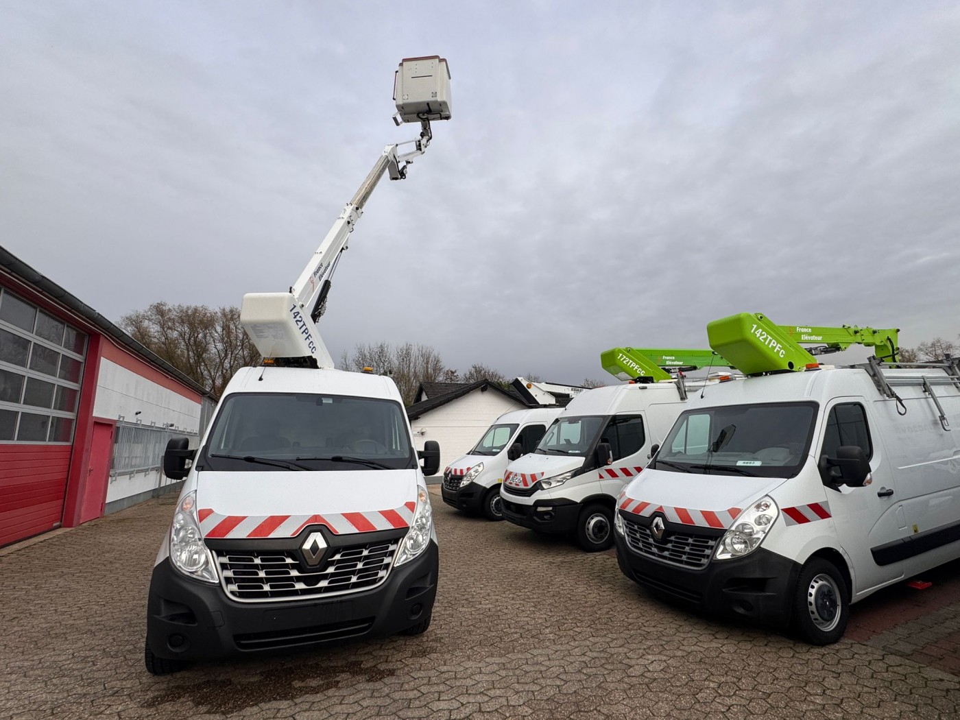 Renault autocarrata France Elevateur 142 TPFcc EURO 6Y